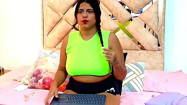 Selenegomezz online show from November 2025 07:35:01 PM