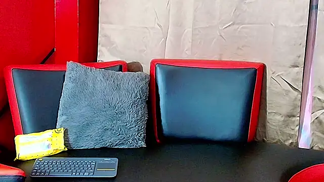 Selenegomezz online show from November 2025 07:46:02 PM