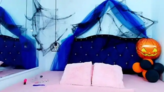 Selenegomezz online show from October 2025 08:16:01 PM