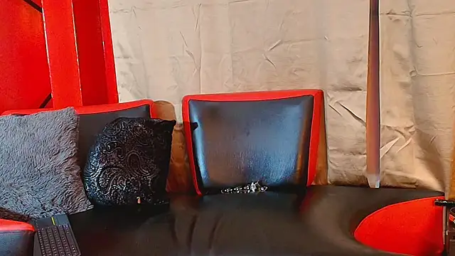 Selenegomezz online show from November 2025 07:39:01 PM