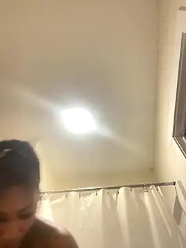 QUEENCALIMOD online show from November 2025 04:05:01 AM