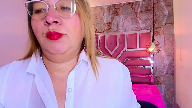 Snapshot of MaylinRosse_ chatting on February 2026 07:21:02 PM MaylinRosse online show from February 2026 07:21:02 PM