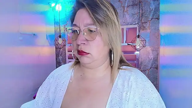 Snapshot of MaylinRosse_ chatting on February 2026 07:01:01 PM MaylinRosse online show from February 2026 07:01:01 PM