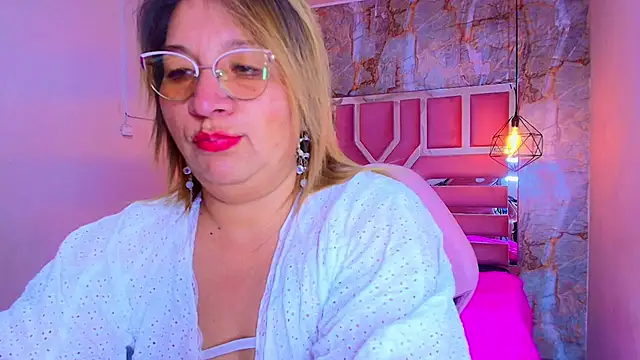 Snapshot of MaylinRosse_ chatting on February 2026 07:09:02 PM MaylinRosse online show from February 2026 07:09:02 PM