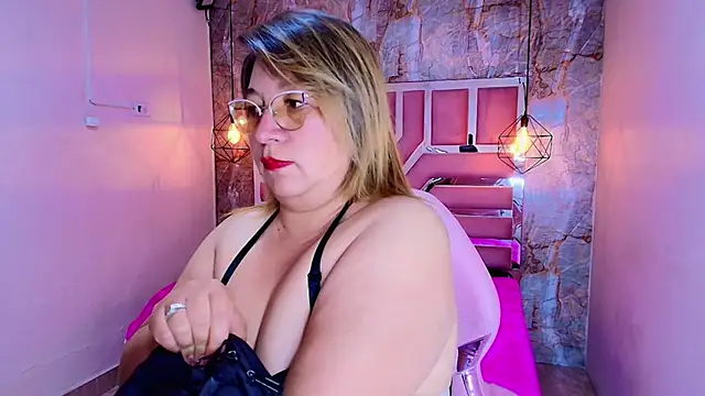 Snapshot of MaylinRosse_ chatting on February 2026 08:19:02 PM MaylinRosse online show from February 2026 08:19:02 PM