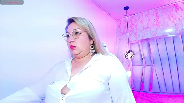 Snapshot of MaylinRosse_ chatting on October 2025 07:48:02 PM MaylinRosse online show from October 2025 07:48:02 PM