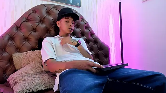 noah blake0 online show from October 2025 09:48:02 PM