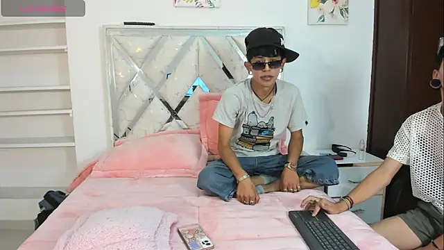 DemianSalvatore online show from September 2025 12:33:01 PM