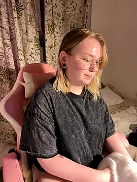 lame cat online show from November 2025 02:05:02 AM