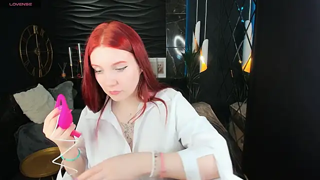 Layla Glam online show from April 2026 01:19:01 PM