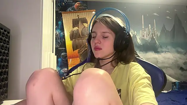 Snapshot of Elira_Breeze chatting on March 2026 04:40:02 PM Elira Breeze online show from March 2026 04:40:02 PM