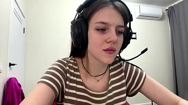 Snapshot of Elira_Breeze chatting on January 2026 07:17:01 PM Elira Breeze online show from January 2026 07:17:01 PM