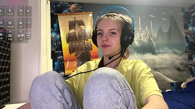 Snapshot of Elira_Breeze chatting on December 2025 03:25:01 PM Elira Breeze online show from December 2025 03:25:01 PM