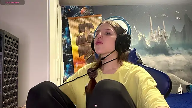 Elira Breeze online show from March 2026 05:07:01 PM