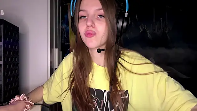 Snapshot of Elira_Breeze chatting on November 2025 01:15:02 PM Elira Breeze online show from November 2025 01:15:02 PM