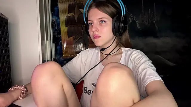 Snapshot of Elira_Breeze chatting on November 2025 12:20:01 PM Elira Breeze online show from November 2025 12:20:01 PM