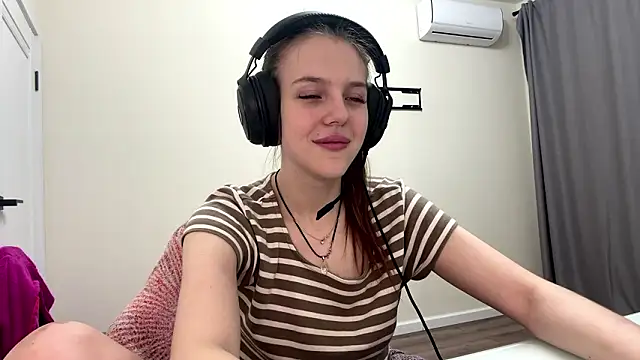 Snapshot of Elira_Breeze chatting on January 2026 03:05:01 PM Elira Breeze online show from January 2026 03:05:01 PM