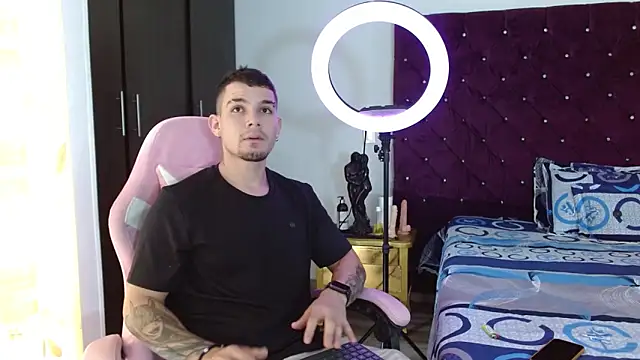 Snapshot of BooyHott_ chatting on November 2025 06:44:01 PM BooyHott online show from November 2025 06:44:01 PM