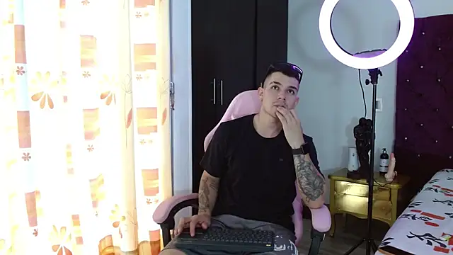 Snapshot of BooyHott_ chatting on November 2025 06:45:02 PM BooyHott online show from November 2025 06:45:02 PM