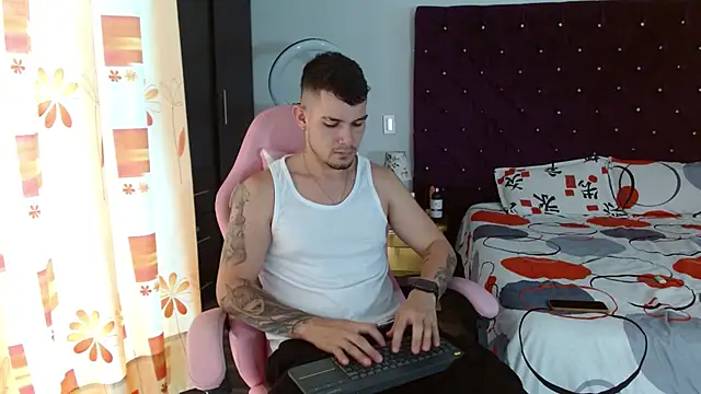 Snapshot of BooyHott_ chatting on October 2025 06:48:02 PM BooyHott online show from October 2025 06:48:02 PM