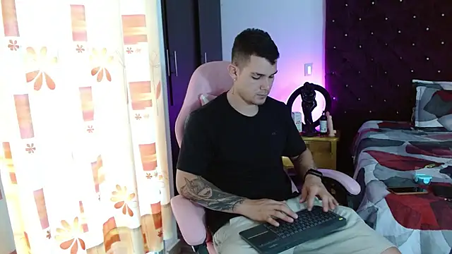 Snapshot of BooyHott_ chatting on November 2025 07:35:01 PM BooyHott online show from November 2025 07:35:01 PM