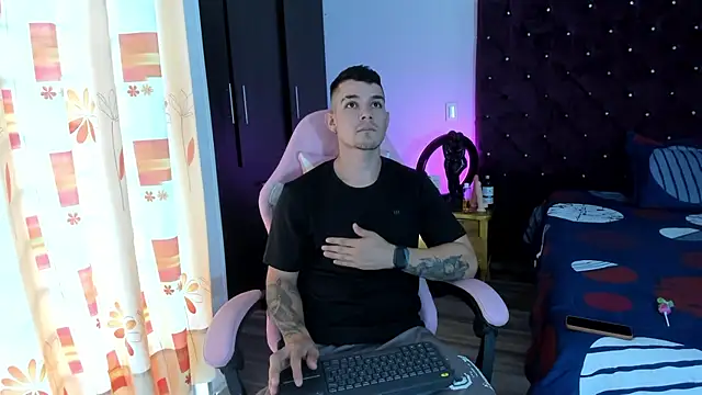 Snapshot of BooyHott_ chatting on November 2025 07:13:02 PM BooyHott online show from November 2025 07:13:02 PM