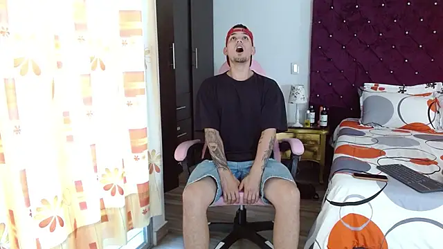 Snapshot of BooyHott_ chatting on October 2025 07:35:01 PM BooyHott online show from October 2025 07:35:01 PM