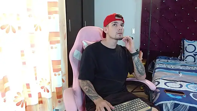 Snapshot of BooyHott_ chatting on November 2025 06:56:02 PM BooyHott online show from November 2025 06:56:02 PM