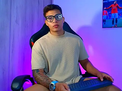 Snapshot of evan_greey chatting on October 2025 03:07:02 AM evan greey online show from October 2025 03:07:02 AM