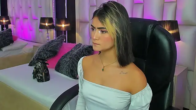 Snapshot of LuisaJonnes_ chatting on November 2025 03:45:02 PM LuisaJonnes online show from November 2025 03:45:02 PM