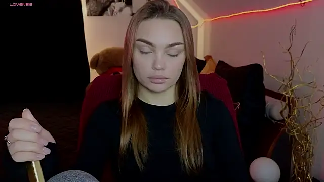 KitsyMoore online show from November 2025 01:15:02 PM