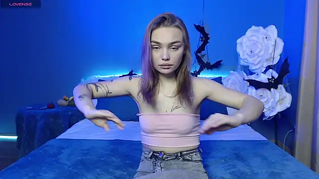 KitsyMoore online show from November 2025 01:26:01 PM