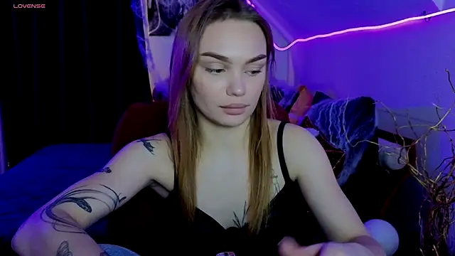 KitsyMoore online show from November 2025 01:48:02 PM