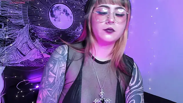 Snapshot of Hallucigenia_ chatting on November 2025 02:17:01 PM Hallucigenia online show from November 2025 02:17:01 PM