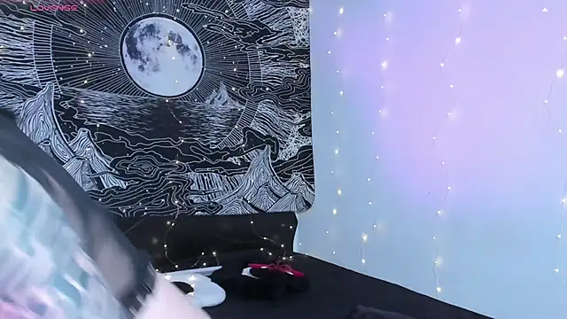 Snapshot of Hallucigenia_ chatting on December 2025 12:39:01 PM Hallucigenia online show from December 2025 12:39:01 PM