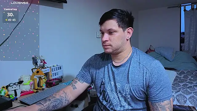 Snapshot of ryden_01 chatting on December 2025 10:46:02 PM ryden 01 online show from December 2025 10:46:02 PM