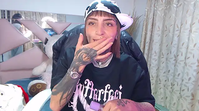 Gyal 8  online show from October 2025 04:03:01 AM