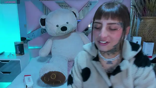 Gyal 8  online show from September 2025 03:56:01 AM