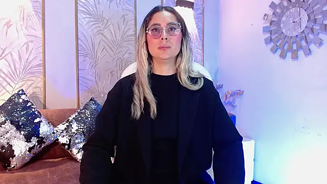 Snapshot of LunaaGrey_ chatting on October 2025 03:51:02 AM LunaaGrey online show from October 2025 03:51:02 AM