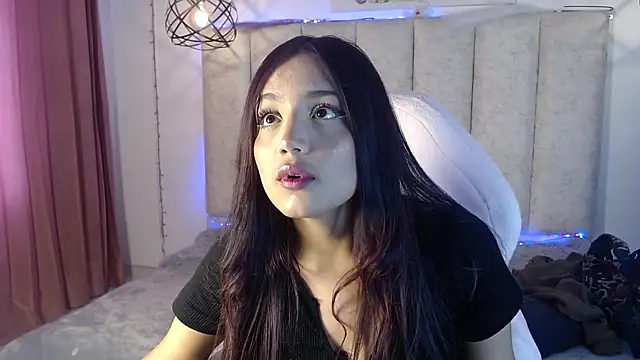 Snapshot of ladymooncs chatting on June 2026 05:32:01 PM ladymooncs online show from June 2026 05:32:01 PM