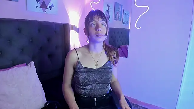 Snapshot of Bluee_bombon chatting on September 2025 03:57:02 AM Bluee bombon online show from September 2025 03:57:02 AM