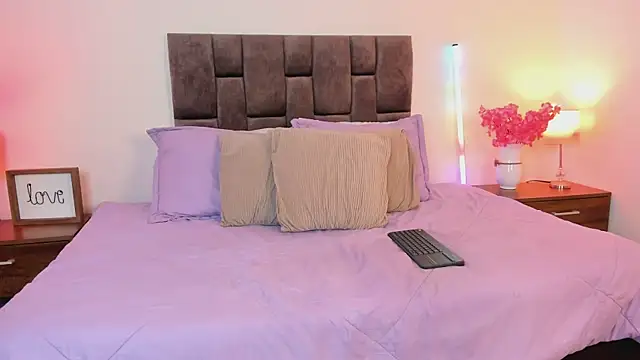 Aliccecullen online show from April 2026 04:13:01 PM