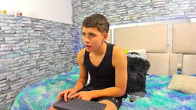 Julian wolf18 online show from October 2025 03:42:01 PM