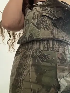 Aphrill online show from November 2025 08:40:02 PM