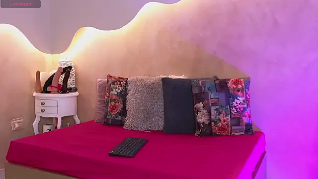 SaraGuzmann online show from October 2025 07:25:02 PM