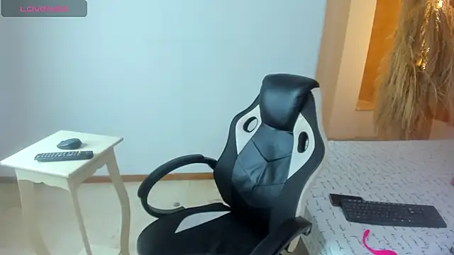 Snapshot of ZOE_ROSE4 chatting on September 2025 07:52:02 PM ZOE ROSE4 online show from September 2025 07:52:02 PM