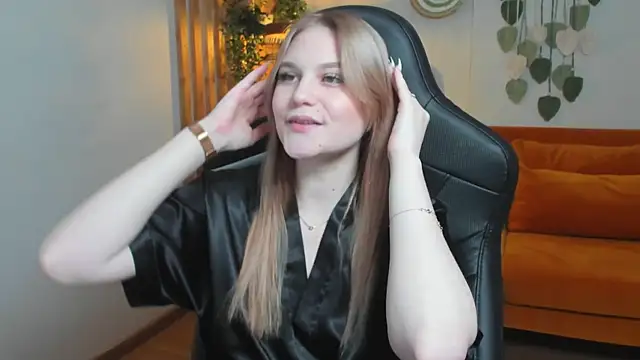 Snapshot of AriaWell chatting on October 2025 06:38:01 PM AriaWell online show from October 2025 06:38:01 PM