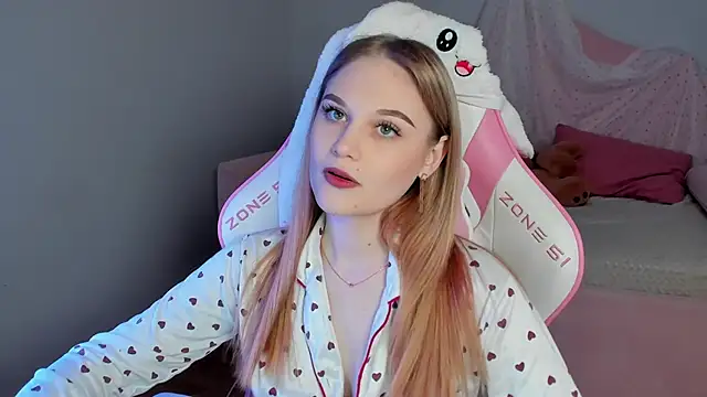 Snapshot of AriaWell chatting on December 2025 05:25:01 PM AriaWell online show from December 2025 05:25:01 PM