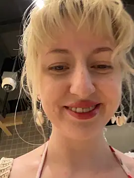 Snapshot of RonnieKiss chatting on November 2025 02:49:01 AM RonnieKiss online show from November 2025 02:49:01 AM