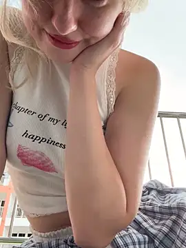 Snapshot of RonnieKiss chatting on December 2025 06:01:01 AM RonnieKiss online show from December 2025 06:01:01 AM